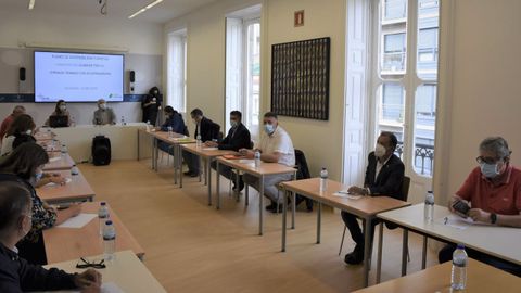 Reunión de Rosendo Fernández con representantes de trece concellos sobre el plan turístico de la Diputación