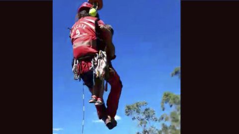 Un bombero rescata con el helicóptero a un niño
