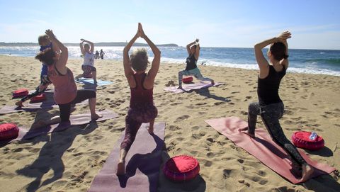 Yoga en la playa de A Frouxeira, en Valdoviño, en una foto del verano pasado