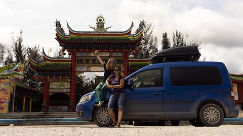 Laura Cañal y Maria Rodríguez junto a su furgoneta por Indonesia