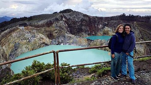 Laura Cañal y Maria Rodríguez en la isla de las Flores, Indonesia