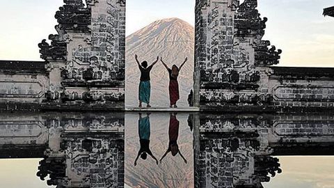 Laura Cañal y Maria Rodríguez en un templo de Bali