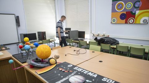 «Adiós al aula de ordenadores». En el mayor colegio de primaria de Ribeira, O Grupo, tendrán que prescindir de las estancias destinadas a Informática y a Música para habilitar dos desdobles