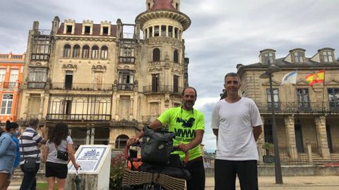 El ciclista argentino con el alcalde de Ribadeo, Fernando Suárez, ante la Torre dos Moreno y el Concello