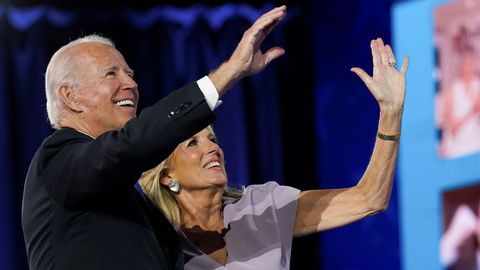 Biden y su mujer, Jill, tras el discurso en el que acept la nominacin demcrata a la Casa Blanca