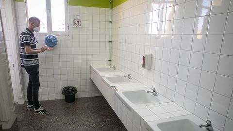 Uno de los cuartos de baño del mayor colegio del municipio ribeirense, O Grupo
