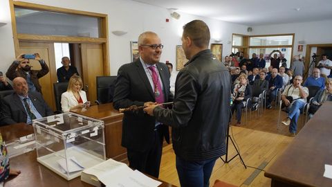 César Fernández recibió el bastón de mando de manos de Ignacio Gómez