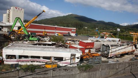 En la explanada de A Escravitude apenas quedan cuatro vagones y las dos cabezas motrices del Alvia