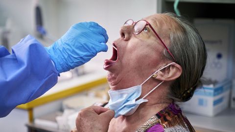 Una trabajadora sanitaria es sometida a una prueba PCR en Móstoles