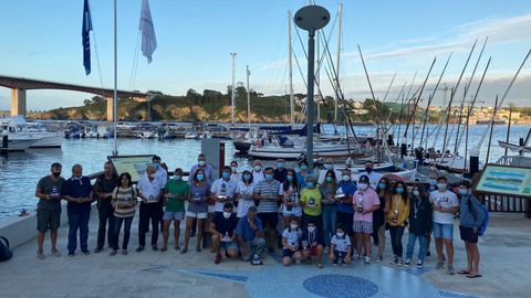 La foto de familia con los ganadores de los distintos trofeos de la XXX Semana Náutica Ría de Ribadeo