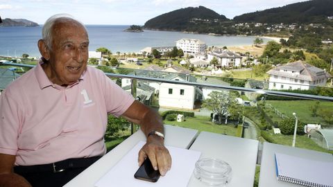 De Carlos, en la imagen con la playa de Area al fondo, preside la Junta Electoral del Real Madrid