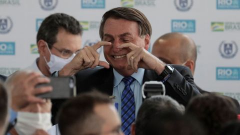 Bolsonaro, en una imagen del 14 de agosto, pide una mascarilla en un acto