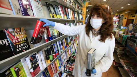 Una librera coloca libros en los estantes