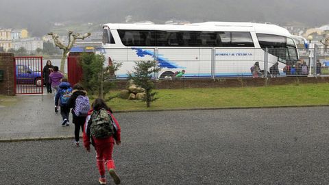 Imagen de archivo de un grupo de alumnos subiendo al autobús escolar