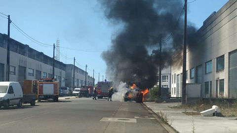 El incendio causó una densa humareda en el polígono