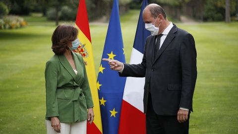 Carmen Calvo, ayer en París con el primer ministro francés, Jean Castex, dijo que el Gobierno está a disposición del Congreso si este decide que Iglesias dé explicaciones por la imputación de Podemos