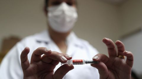 Una enfermera sosteniendo una dosis de la vacuna de la empresa china Sinovac