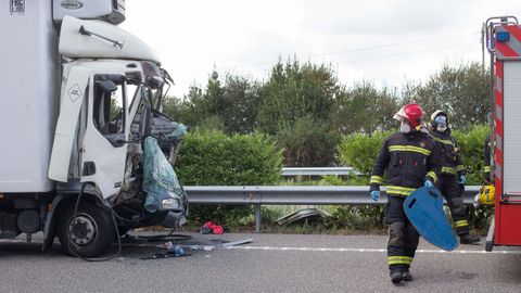 Personal del parque de bomberos chairego, trabajando en el lugar del accidente