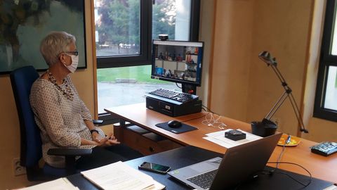 La consejera de Educación, Carmen Suárez, en la sede de la consejería durante la videoconferencia sectorial