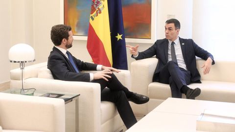 Pablo Casado y Pedro Sánchez, en la última reunión que mantuvieron en la Moncloa, el pasado febrero
