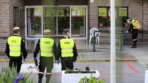 Militares desinfectando una residencia de Lugo durante el Estado de Alarma