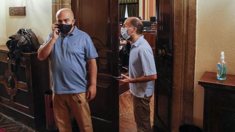 Jácome, a la derecha, junto a uno de sus asesores