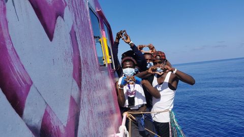 Migrantes rescatados en el Mediterráneo por la embarcación Louise Michel, financiada por el artista Banksy