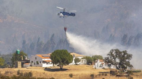 Labores de extincin del incendio que amenaza a Almonaster La Real, en Huelva