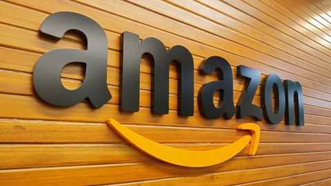 El logo de Amazon en la sede de la compañía en Bengaluru, India