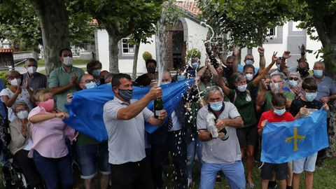 Vecinos de Somao celebran la concesión del Premio al Pueblo Ejemplar de Asturias 2020