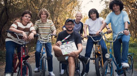 Dani de la Torre, con los cinco jóvenes protagonistas de su nueva película