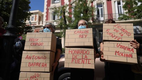 Varias familiares de víctimas participan en una protesta frente a la Embajada Argentina en Madrid, este jueves, durante la jornada en que el exministro del Interior Rodolfo Martín Villa declara ante la jueza argentina María Servini