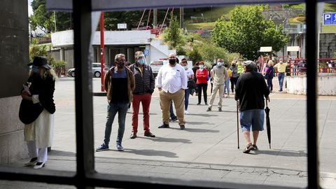 Colas para hacer gestiones en Vigo, entre ellas la renta mínima