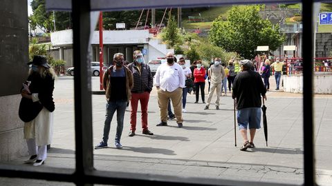 Colas para hacer gestiones en Vigo, entre ellas la renta mnima