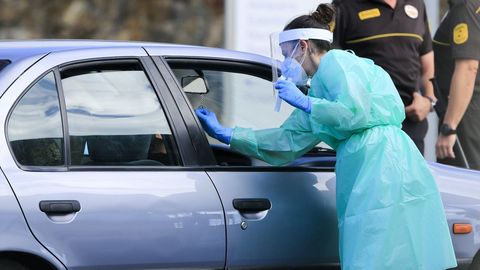 Personal sanitario hace pruenas PCR en el hospital de Lugo