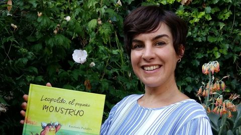 La escritora e ilustradora Estafanía Padullés, con su último libro, afincada en Paradela
