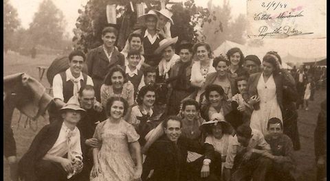 La lluvia, habitual en esta romeria, no amilanó a estos asistentes al San Mateo, en septiembre de 1944
