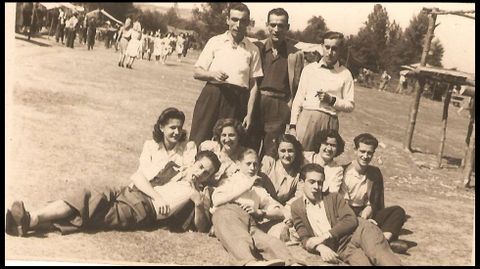 Una pandilla posa en el campo de la fiesta de A Parte