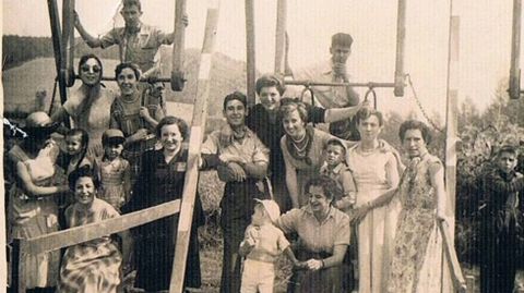 Participantes en la romería de San Mateo posan junto a una de las antiguas atracciones