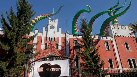 Fachada de la Fbrica de Armas de La Vega, en Oviedo, que recibe a los visitantes de la primera edicin del Festival Internacional de Cultura Transversal de Oviedo