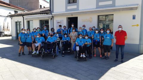 Enfermos de ELA, familiares y voluntarios que realizan el Camino Francés a Santiago desde Sarria