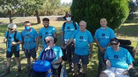 Enfermos de ELA, familiares y voluntarios que realizan el Camino Francés a Santiago desde Sarria