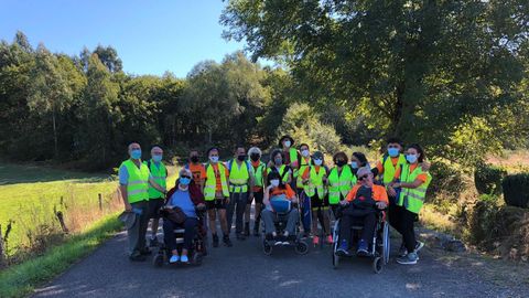 Enfermos de ELA, familiares y voluntarios que realizan el Camino Francés a Santiago desde Sarria