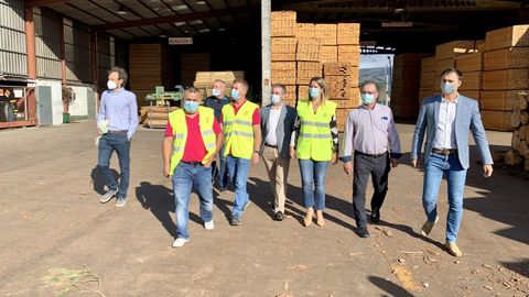 Visita al aserradero Hijos de Ramón Rubal, en Alfoz, donde se prepara el tablero de madera autóctona para levantar el edificio Impulso Verde de Lugo