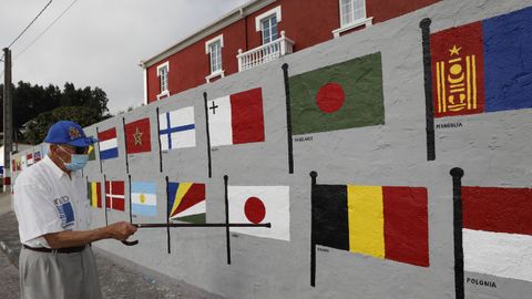 Capitán jubilado de la marina mercante, José Montero muestra con su bastón las banderas que decoran el muro de su finca, ubicada en una fábrica de salazón que data de1799