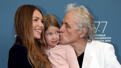 Ferrara posa en Venecia con su mujer, la actriz moldava Cristina Chiriac, y su hija Anna, durante la presentación del filme «Sportin' Life»