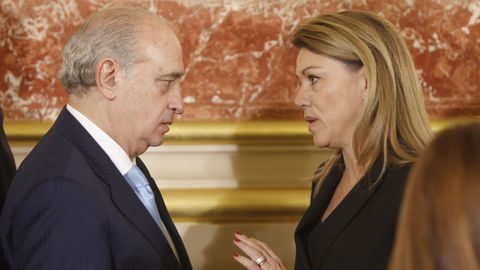 Jorge Fernández Díaz, exministro de Interior, y María Dolores de Cospedal, ex secretaria general del PP, ambos imputados por la operación Kitchen, en una imagen de archivo