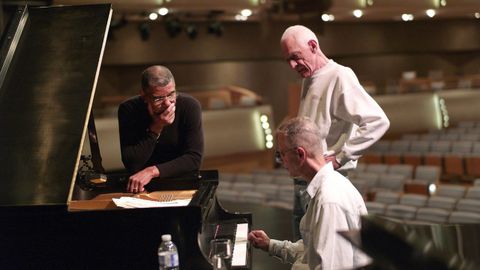 Jack DeJohnette, Gary Peacock (de pie, a la derecha) y Keith Jarrett, durante un ensayo