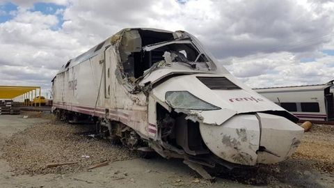 Estado en el que quedó la cabeza motriz del Alvia tras ser puesta de nuevo en pie por una grúa después del accidente