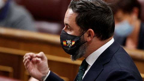 El líder de Vox, Santiago Abascal con una mascarilla en la que se puede leer: «Si vis pacem para bellum» (Si quieres paz prepárate para la guerra) durante la sesión de control al Gobierno en el Congreso